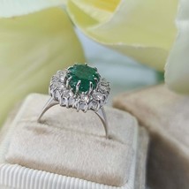 14K Placcato Oro Bianco 2.50Ct Ovale Finto Verde Smeraldo Diamante Halo Anello - £78.22 GBP