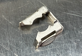 mercedes m273 m272 S550 engine fuel injector holder clip oem - $15.87