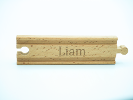 Cadeau d&#39;anniversaire personnalisé pour Liam, voie ferrée en bois gravée de... - £6.95 GBP