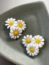 Vintage Large Triple Plastic White Daisy Flower w Yellow Center Clip Earrings – - £9.05 GBP