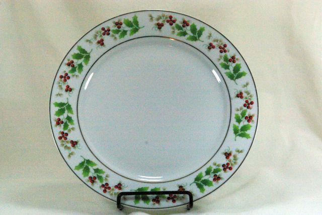 Royal Norfolk Holly And Berries Christmas Dinner Plate 10" - $8.31