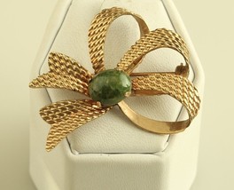 Vintage 12K Gold Filled Signed Winard Ribbon Ornate Bow with Jade Stone Brooch - £35.04 GBP