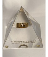 Scottish Rite Bodies Orient Of Missouri Masonic Ring In Lucite Pyramid - $1,224.24 MXN