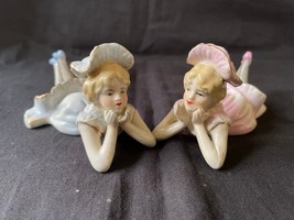 Antique Paire De Porcelaine Figurines. Couché Filles Adorable Marquée Bas - £55.61 GBP