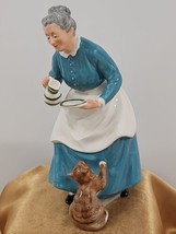 Royal Doulton Le Favourite Figurine HN2249 Vintage 1959 Woman Feeding Cat - £101.40 GBP