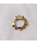 Vintage Gold Tone Wreath Brooch Pin Twisted Ribbon Simple Christmas Holiday - £7.00 GBP