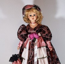 Chicago Porcelain Doll Beautiful Blond Hair Blue Eyes Purse Stand 21.5&quot; Artmark - £11.98 GBP