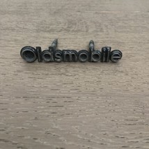VTG GM OLDSMOBILE OEM Emblem 80&#39;s Badge Name Metal w/Pegs 4&quot; Wide - £18.83 GBP