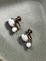 Vintage Simple Oval &amp; Round White Milk Glass Goldtone Screwback Earrings – 5/8th - £7.58 GBP