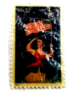 2003 USPS Old Glory 37c Stamp Pin Patriotic Woman Liberty Flag Sword Mer... - €11,15 EUR 2003 USPS Old Glory 37c Stamp Pin Patriotic Woman Liberty Flag Sword Mer... - €11,15 EUR