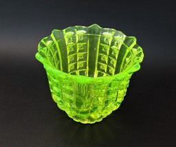 Beautiful Uranium Glass Vase - £31.37 GBP