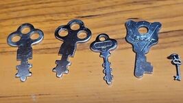 Vintage Keys Set Of 5 - $6.23