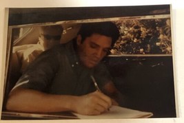 Elvis Presley Vintage Photo 7”x5” Elvis Signing Autographs Ep5 - $289.22 MXN