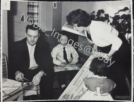 1950s Pretty Mom and Young Girl Opening Bissell Little Queen Photo B&amp;W Snapshot - £2.77 GBP