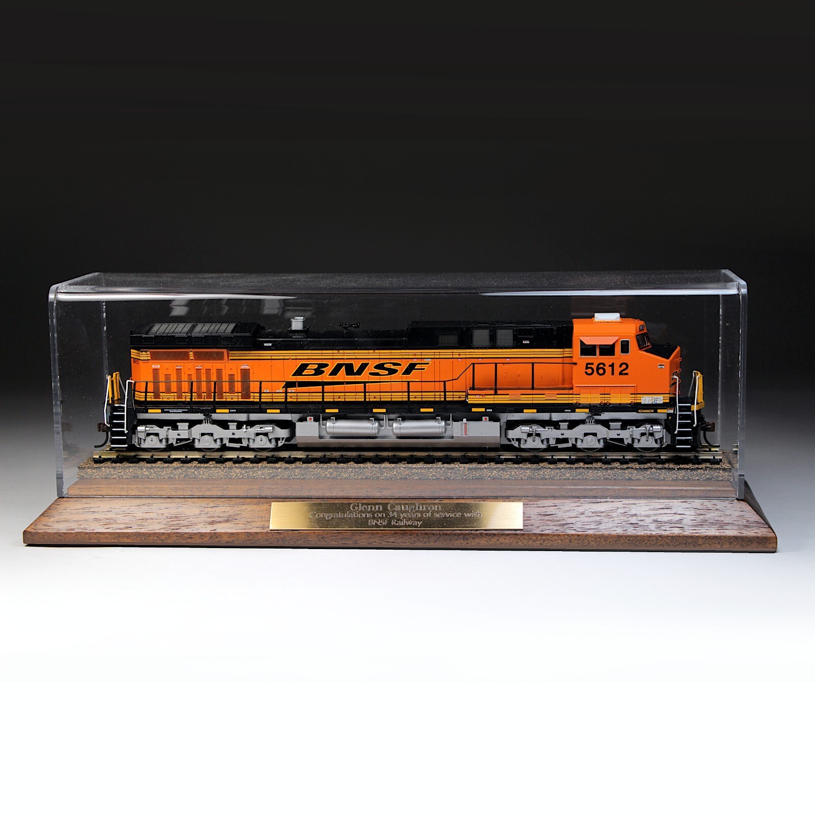 BNSF Diesel Locomotive #5612 HO Scale Employee Service Award w Base &amp; Cl... - $175.00