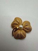 Vintage Gold Mid Century Modern Textured Clover Faux Pearl Brooch 4cm - £23.74 GBP