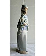 Lladro &quot;Girl with Flowers #4650 Girl in Scarf Holding Calla Lilly 9&quot; Ret... - £83.62 GBP