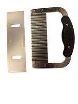 RETIRED PAMPERED CHEF  # 1062 - CRINKLE CUTTER / GARNISHER W/ BLADE GUARD - $3.64