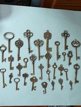 Lot of Antique Goldtone Ornate &amp; Simple Faux Skeleton Key Pendants Charms of Var - $19.39