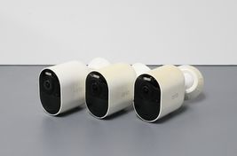 Arlo Ultra2 VMS5340-2BYNAS 4K Spotlight Cameras Security Bundle 3-Pack  image 2