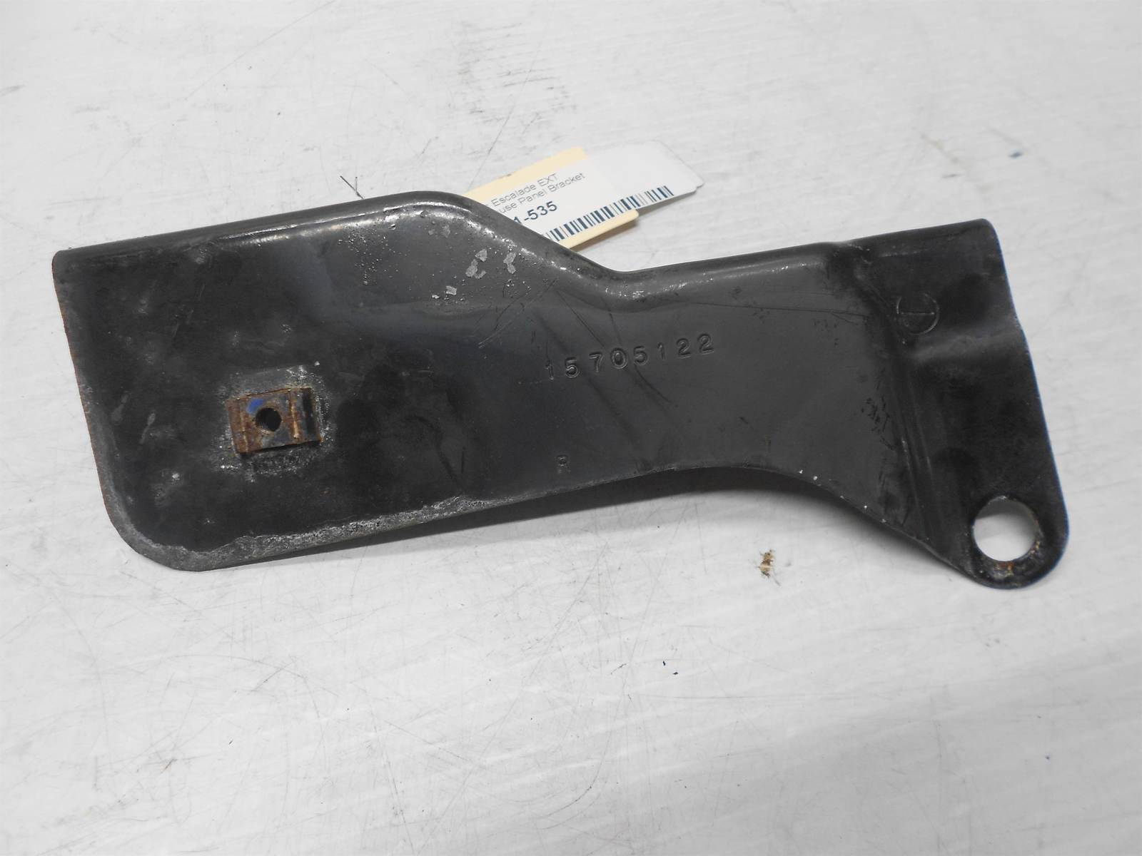 02-06 CADILLAC ESCALADE FRONT RIGHT FENDER LINER SUPPORT BRACKET - $24.99