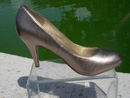 Fergalicious by FERGIE Gold Metallic Textured Pump Shoe NIB Size 7.5 UTOPIA $65 - £52.24 GBP