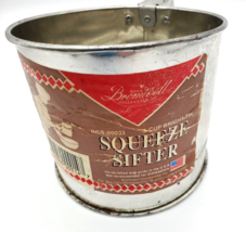 Vintage Bromwell Flour Sifter 3 Cup Squeeze Handle Made USA Farmhouse Rustic - £9.38 GBP