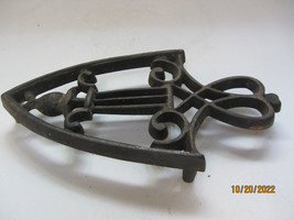 Antique Cast Iron Scroll Heart &amp; Torch Design Small Iron Trivet - £7.85 GBP