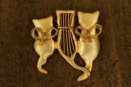 Vintage Costume Jewelry Brassy Gold Tone Metal Three Kitty Cats Brooch Pin - £15.79 GBP