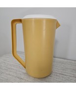 VINTAGE RUBBERMAID PITCHER 2 1/4 Quart + Lid # J-2445 Yellow/Gold Plasti... - $187.97 MXN