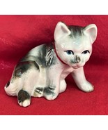 Vintage Ceramic Gray &amp; White Cat w red Collar Blue Eyes 2.5&quot; Tall 3&quot; L U... - $112.71 MXN
