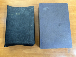 Vintage HOLY BIBLE Self Pronouncing Pocket Edition World Publishing Black w/ Box - £12.91 GBP