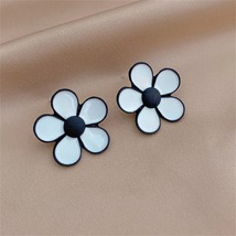 White &amp; Black Flower Stud Earrings - £10.38 GBP