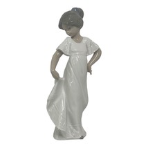 VINTAGE NAO BY LLADRO &quot;HOW PRETTY&quot;  FIGURINE #1110 ISSUED 1992 ANTONIO R... - £33.55 GBP