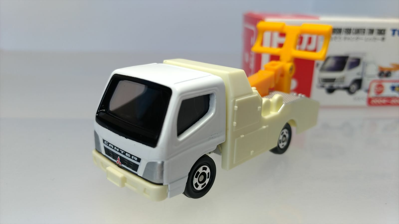 Tomy Tomica  Scale 1:64  Mitsubishi Fuso Canter Tow Truck  White  Used - $19.23