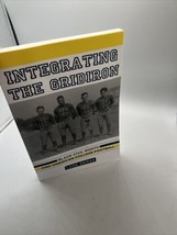 Integrating the Gridiron : Black Civil Rights and American College Football... - £13.39 GBP