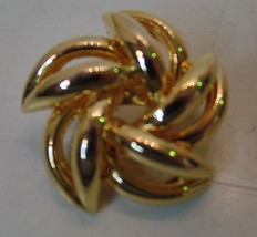 Vintage Round Goldtone Brooch (Unbranded) Apx 1&quot; Round - £9.49 GBP
