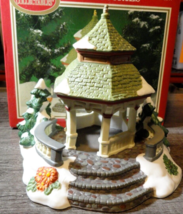 1998 DICKENS COLLECTIBLES TOWNE SERIES ACCESSORIES GAZEBO CHIRSTMAS PROC... - $34.45 CAD