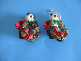 2 PANDA BEAR CHRISTMAS TREE ORNAMENTS RESIN W/WREATHS &amp; RED &amp; GOLD RIBBB... - $20.26 CAD