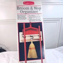 Rubbermaid Broom And Mop Organizer Wall Mount # 2451 USA 1988 almond Vin... - €35,99 EUR