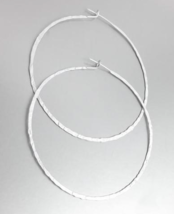 CHIC Lightweight Urban Anthropologie Mat Silver 1 3/4&quot; Round Flat Hoop Earrings - £10.41 GBP