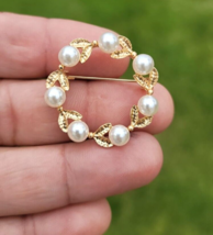 Faux Pearls Wreath Brooch Vintage Look Gold Plated Celebrity Broach Pin U20 New - £13.54 GBP