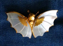 Elegant Carved Iridescent Shell Gold-tone Butterfly Brooch 1960s vintage 1 1/2&quot; - £11.94 GBP