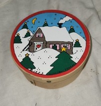 Vintage Lillian Vernon Painted Cheese Box Winter Snow Cozy Cabin Scene Round 6&quot; - £8.78 GBP