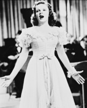 Judy Garland Singing B&amp;W 8x10 Photo (20x25 cm approx) - £7.66 GBP