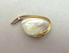 Vintage brooch pin in gold tone with Mother of Pearl&amp;Zircon, Czech jewellery 60s - £27.17 GBP
