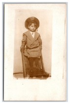 RPPC Ritratto Di Dandy Giovane Bambino IN Piedi Su Sedia Studio Vista Unp - £3.12 GBP