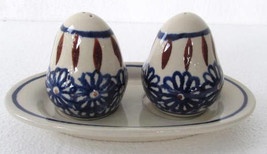 Vintage Boleslawiec Blue Flower Design Ceramic Pottery Salt &amp; Pepper Set... - $552.28 MXN