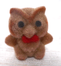 Vtg Jewelry Adorable Rare Fuzzy Flocked Owl Lapel Pin Brooch Red Bowtie 1 1/4&quot; - £10.97 GBP