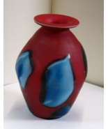 Vintage hand blown art glass red vase with hand painted? blues and Blacks. - $377.05 MXN